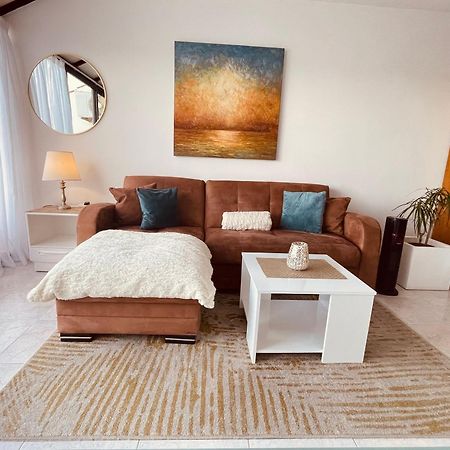 Seafront Apartment Terrace, Lounger & Panoramic Ocean Views メーリッハ エクステリア 写真
