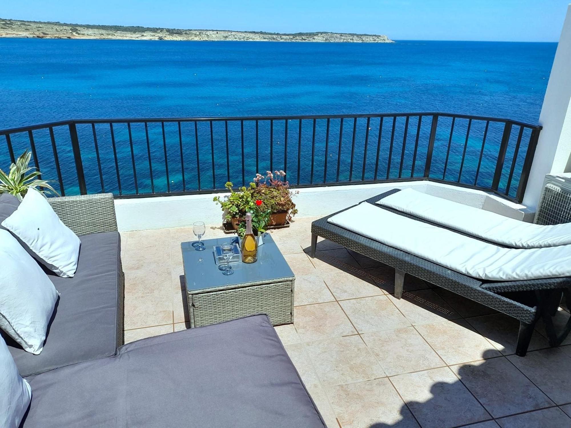 Seafront Apartment Terrace, Lounger & Panoramic Ocean Views メーリッハ 部屋 写真