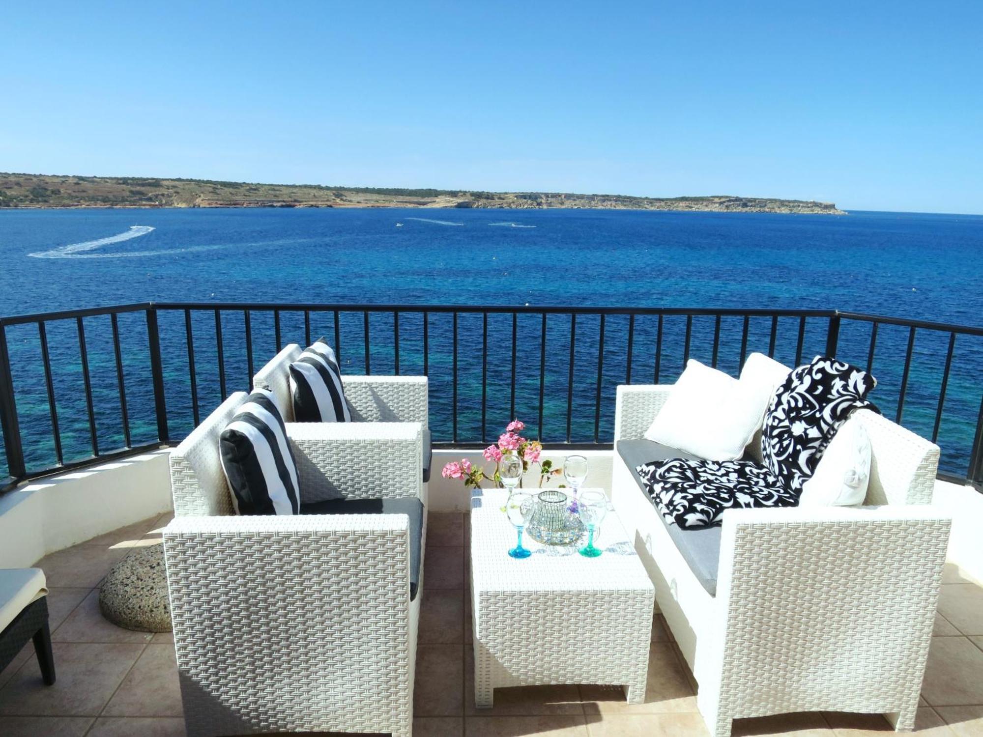 Seafront Apartment Terrace, Lounger & Panoramic Ocean Views メーリッハ エクステリア 写真