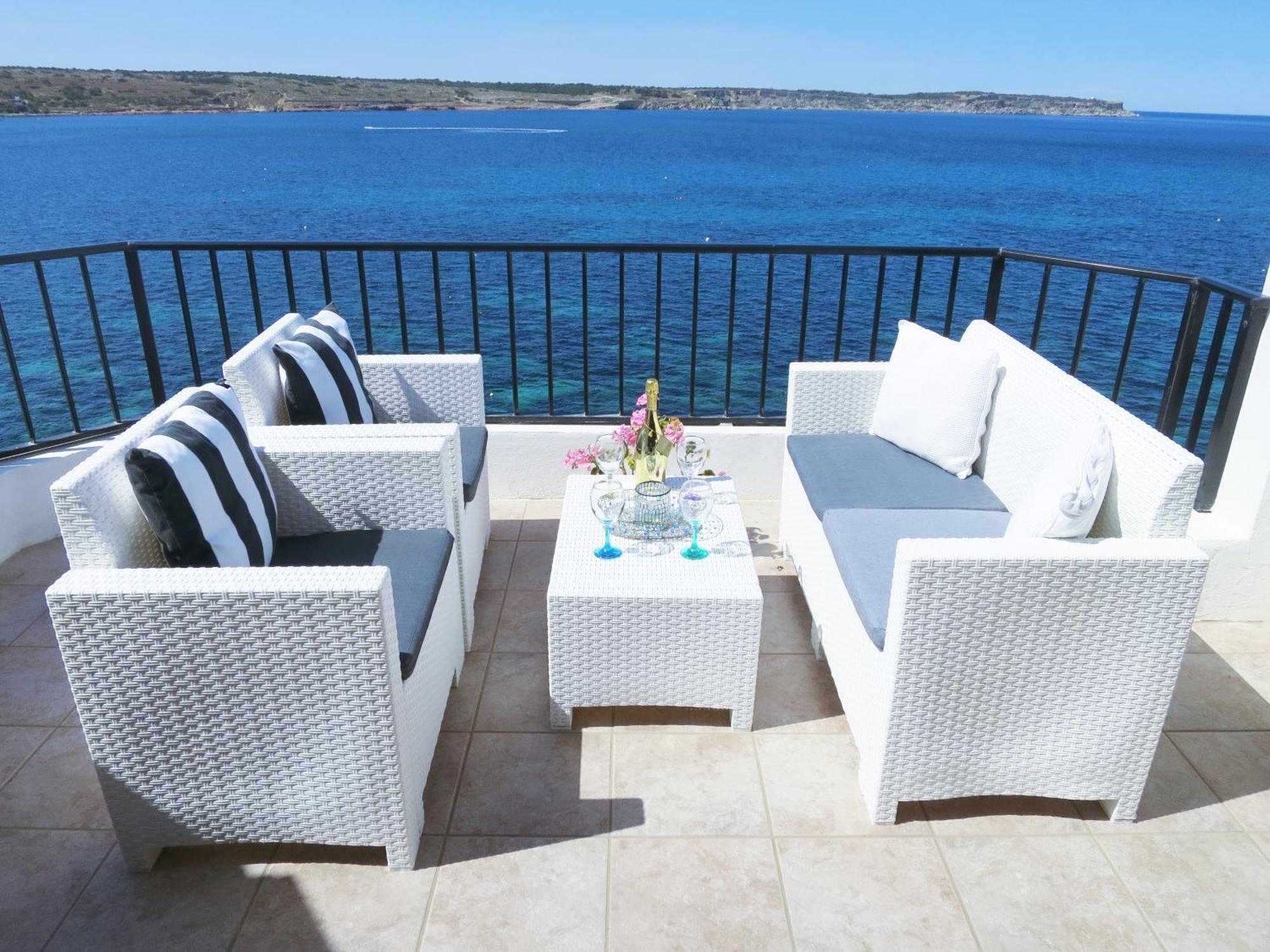 Seafront Apartment Terrace, Lounger & Panoramic Ocean Views メーリッハ エクステリア 写真
