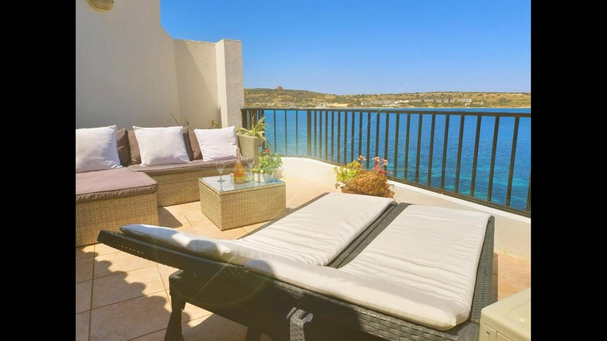 Seafront Apartment Terrace, Lounger & Panoramic Ocean Views メーリッハ 部屋 写真