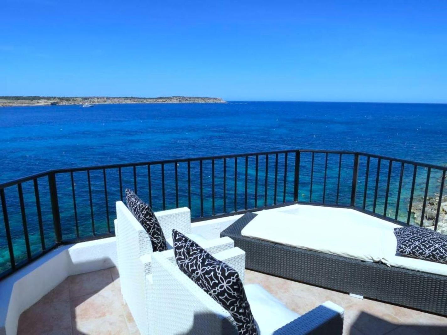 Seafront Apartment Terrace, Lounger & Panoramic Ocean Views メーリッハ エクステリア 写真