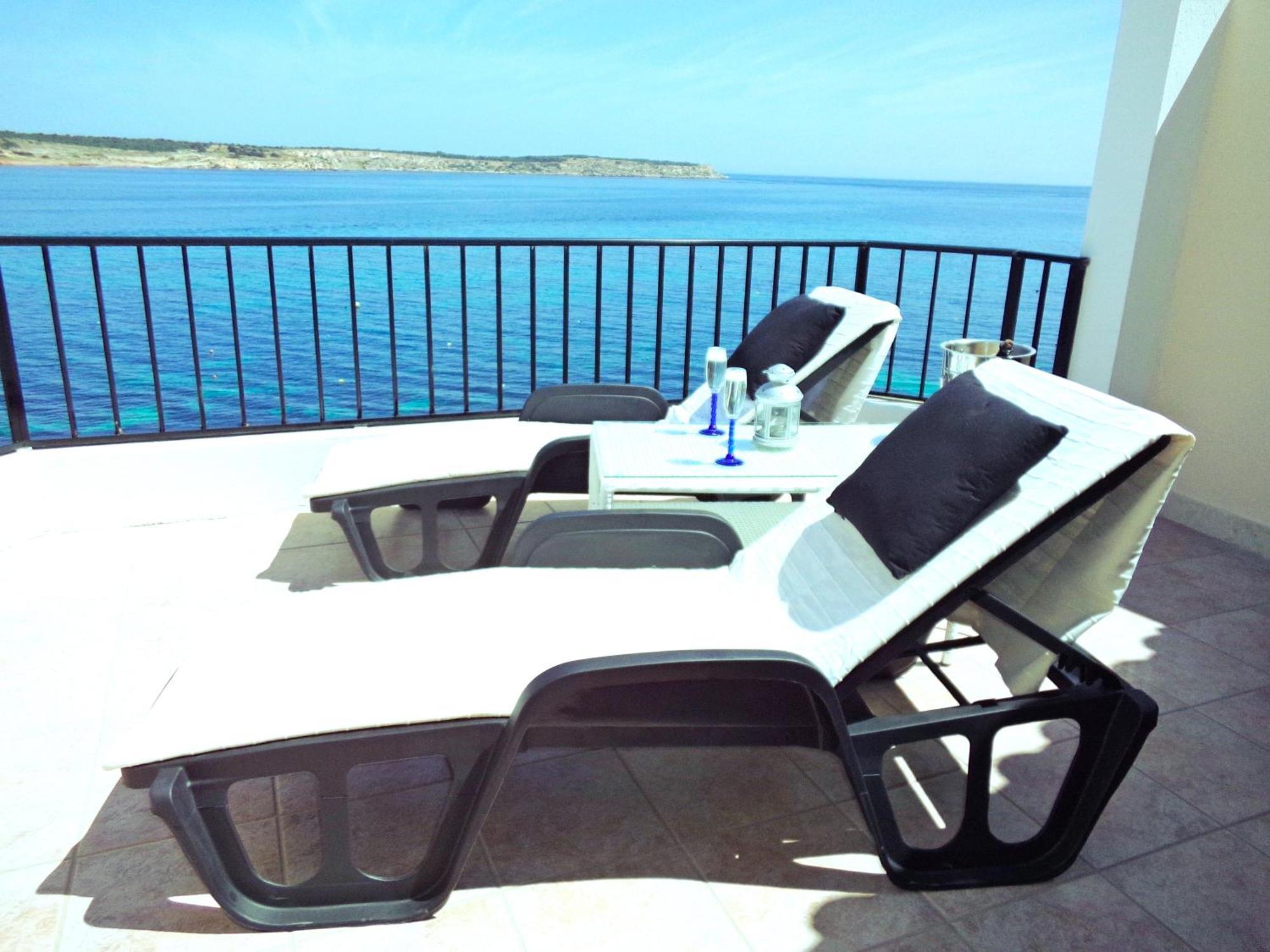 Seafront Apartment Terrace, Lounger & Panoramic Ocean Views メーリッハ エクステリア 写真