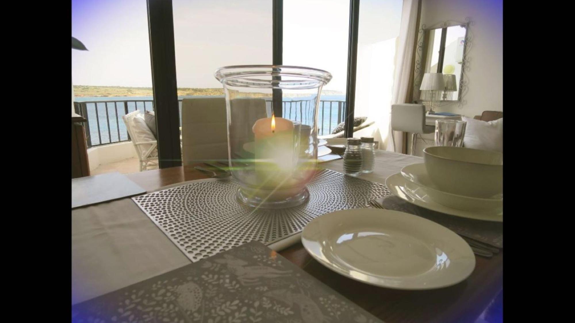 Seafront Apartment Terrace, Lounger & Panoramic Ocean Views メーリッハ 部屋 写真