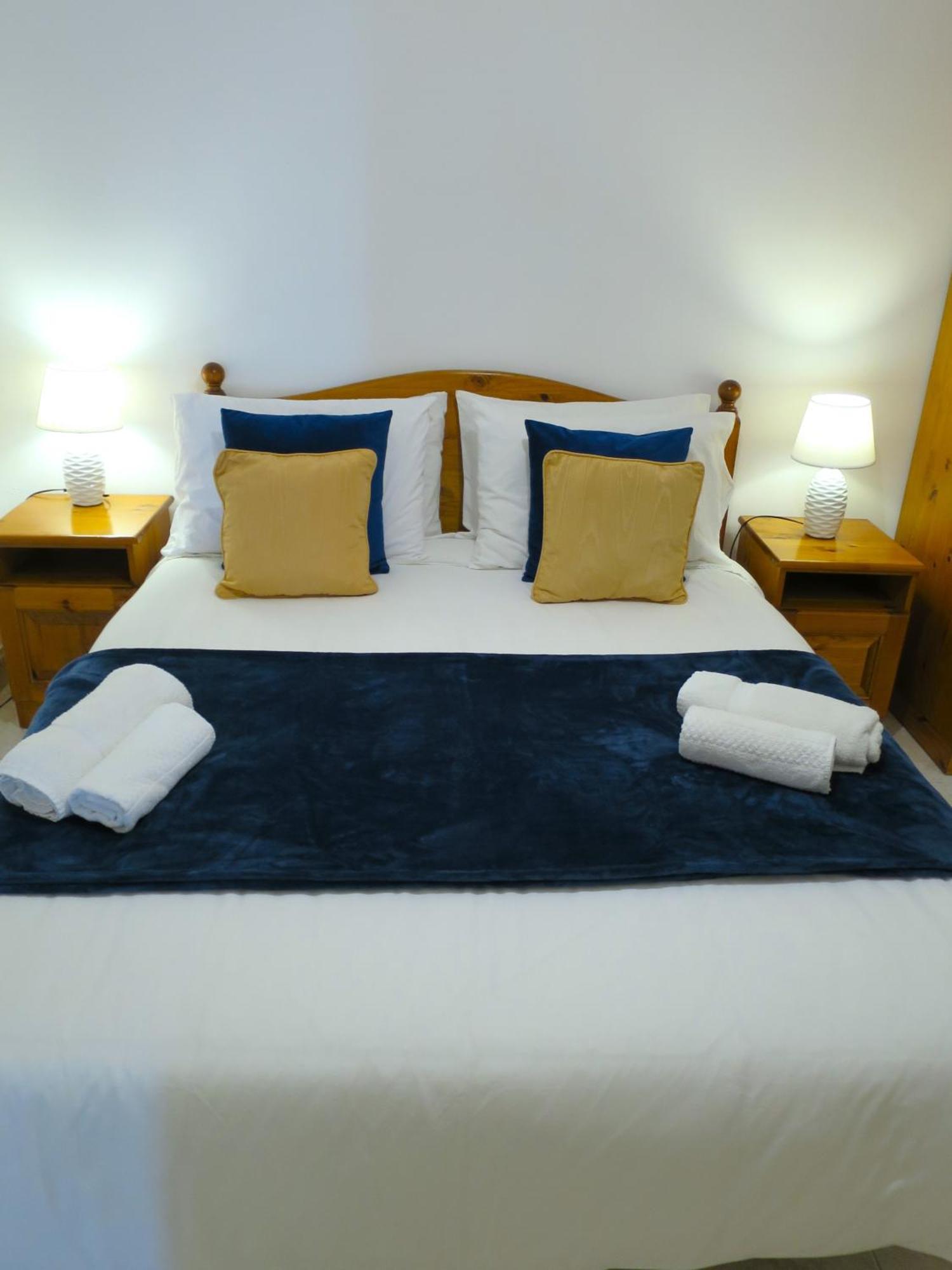 Seafront Apartment Terrace, Lounger & Panoramic Ocean Views メーリッハ 部屋 写真