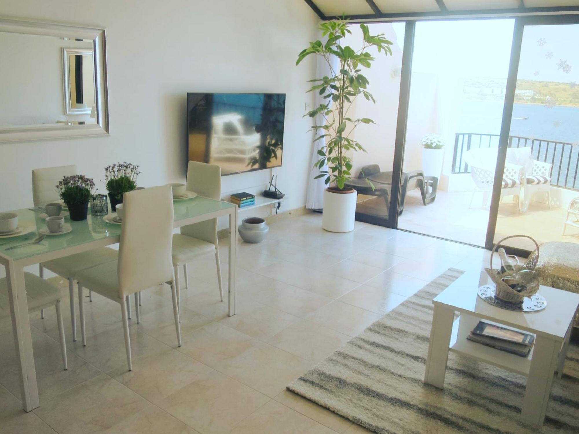 Seafront Apartment Terrace, Lounger & Panoramic Ocean Views メーリッハ 部屋 写真