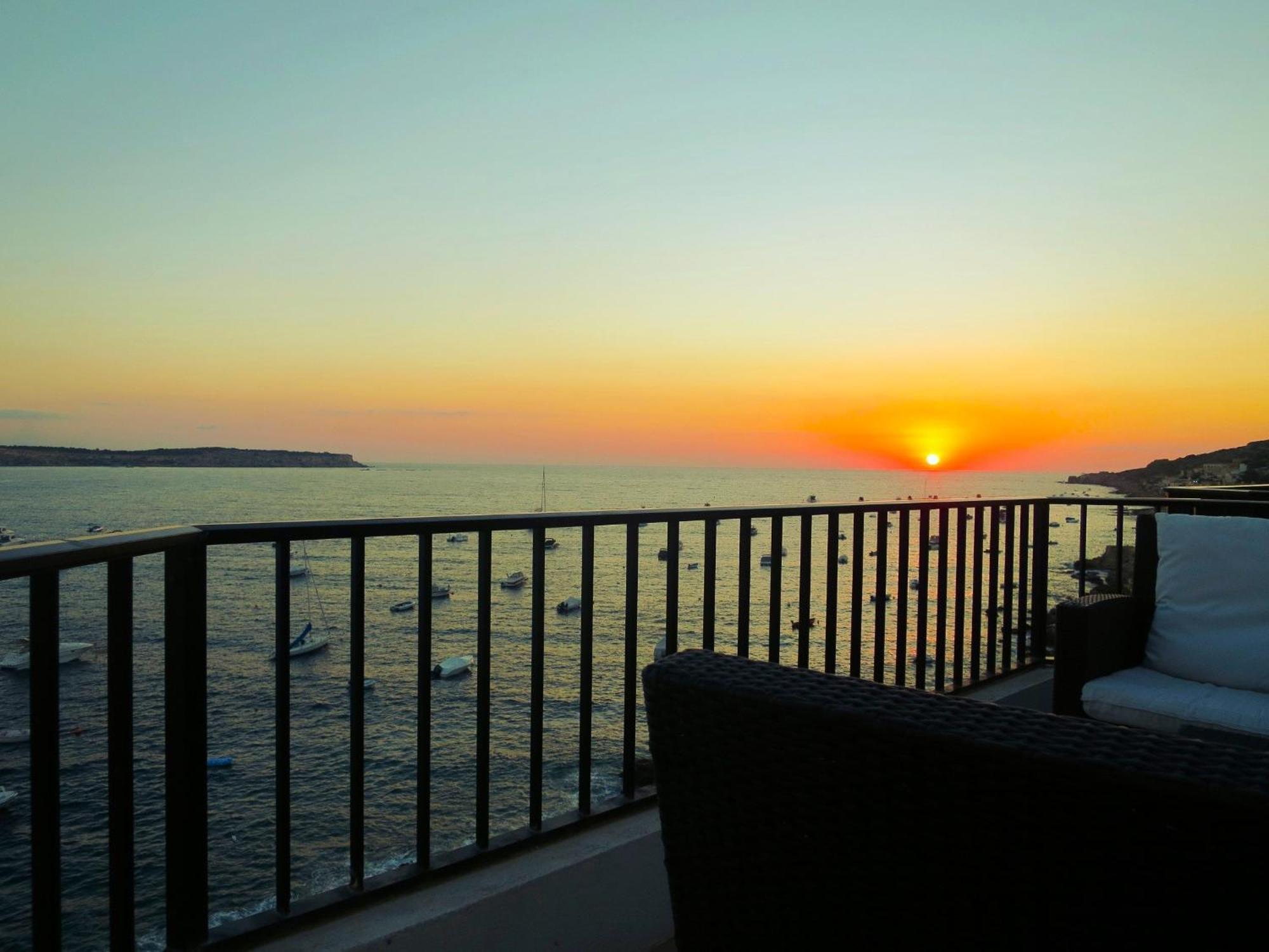 Seafront Apartment Terrace, Lounger & Panoramic Ocean Views メーリッハ 部屋 写真