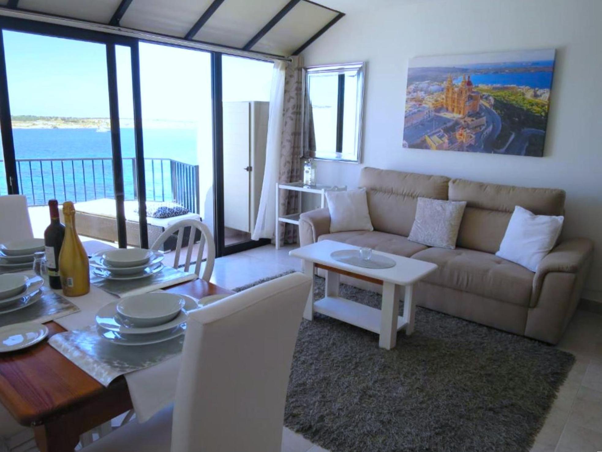 Seafront Apartment Terrace, Lounger & Panoramic Ocean Views メーリッハ 部屋 写真
