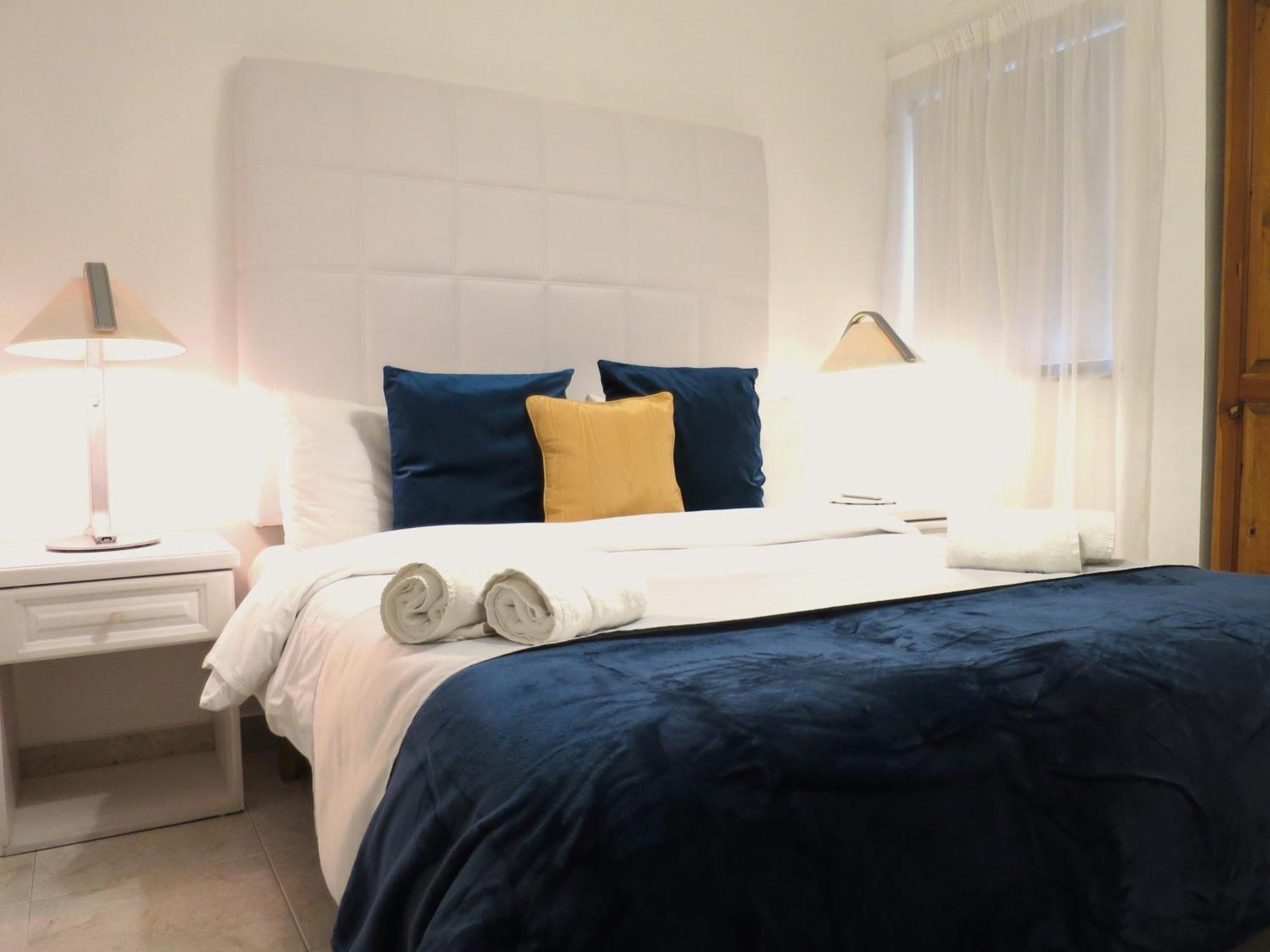 Seafront Apartment Terrace, Lounger & Panoramic Ocean Views メーリッハ 部屋 写真
