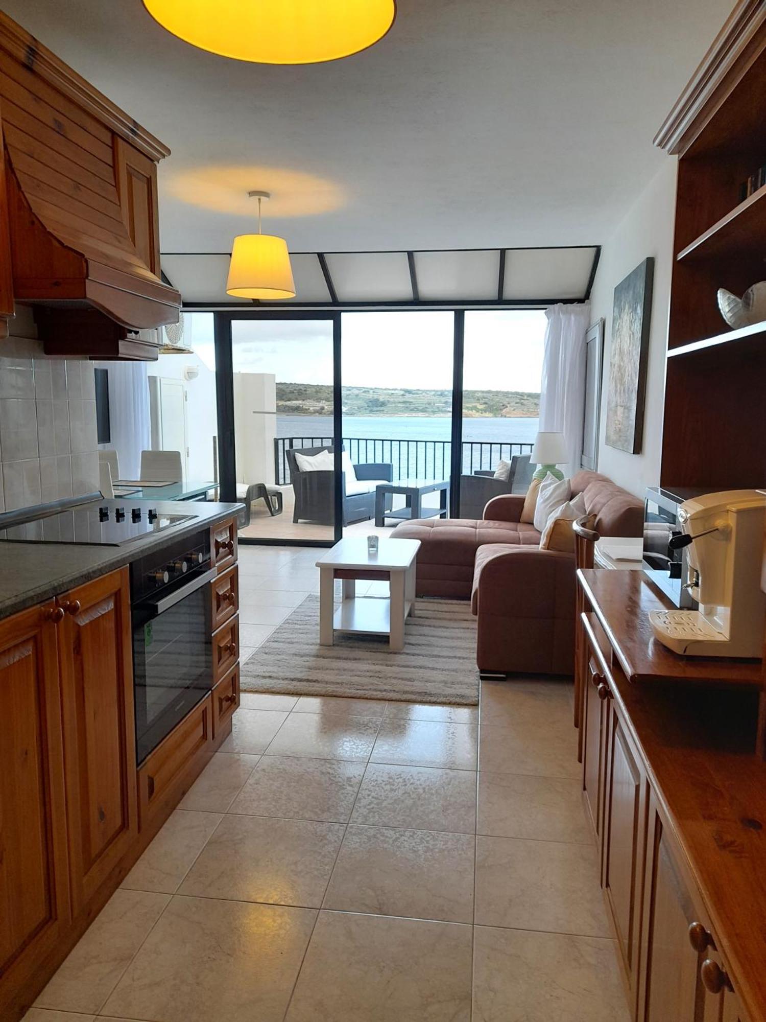 Seafront Apartment Terrace, Lounger & Panoramic Ocean Views メーリッハ 部屋 写真