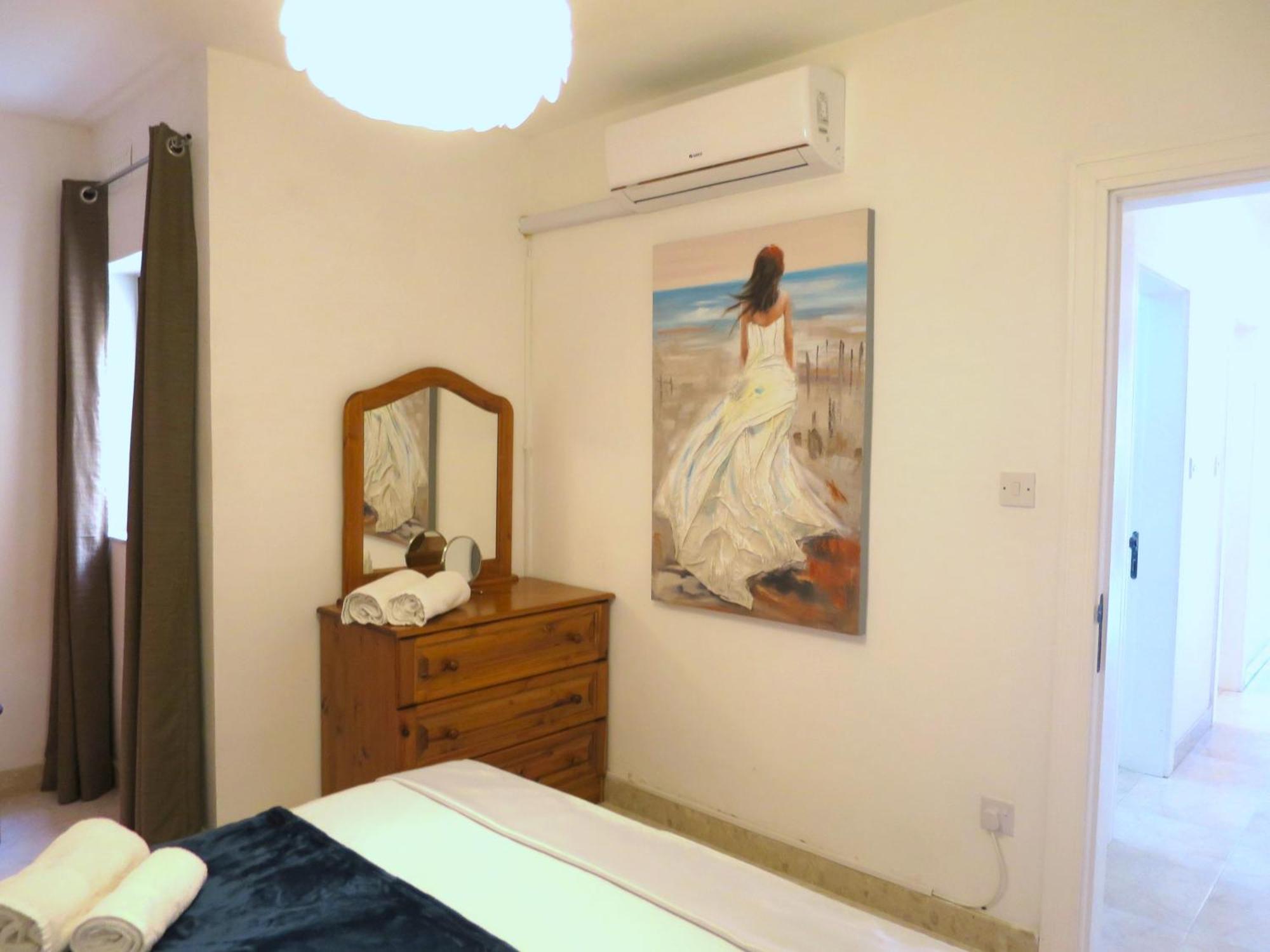 Seafront Apartment Terrace, Lounger & Panoramic Ocean Views メーリッハ 部屋 写真