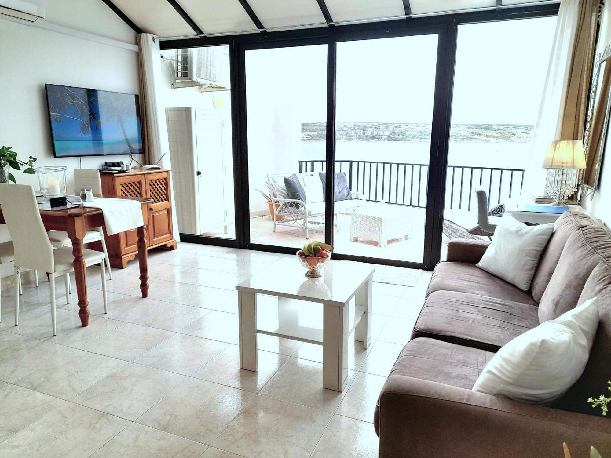 Seafront Apartment Terrace, Lounger & Panoramic Ocean Views メーリッハ 部屋 写真