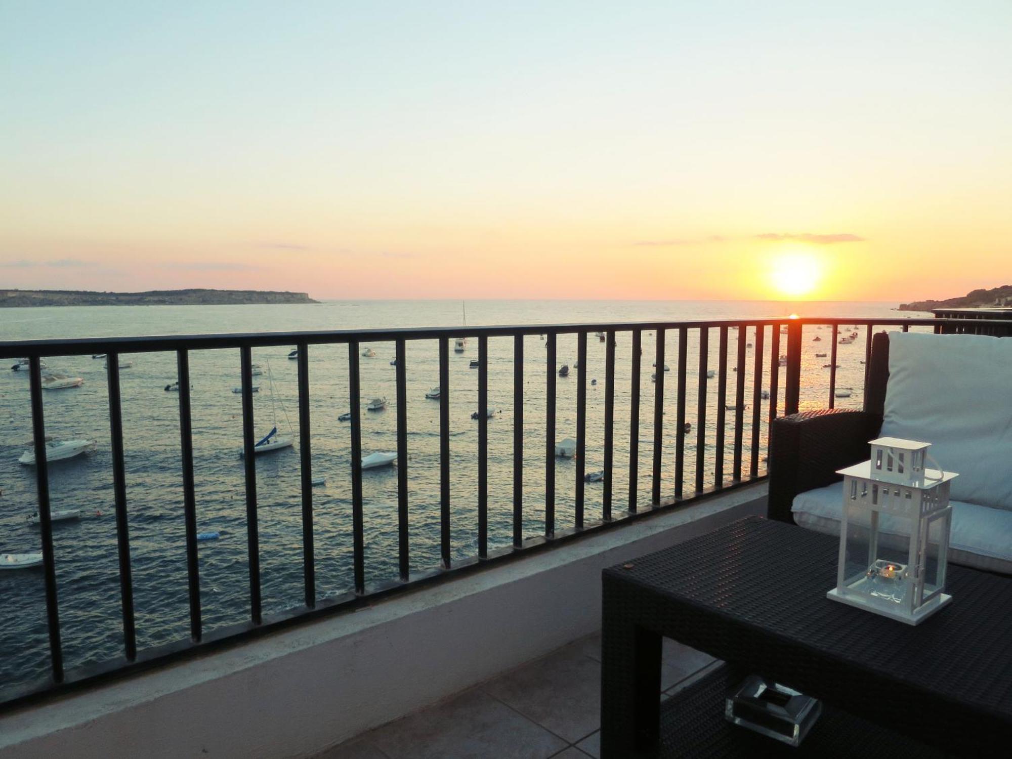 Seafront Apartment Terrace, Lounger & Panoramic Ocean Views メーリッハ エクステリア 写真