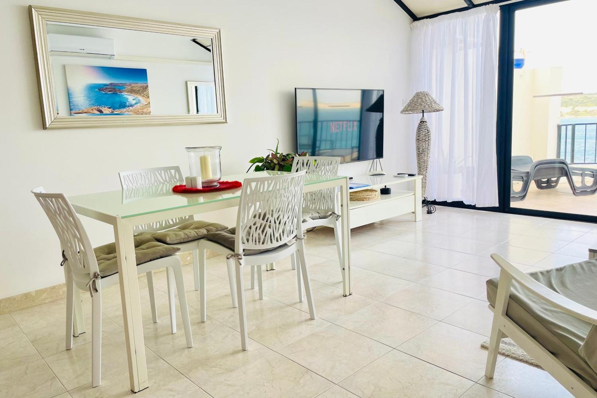 Seafront Apartment Terrace, Lounger & Panoramic Ocean Views メーリッハ エクステリア 写真