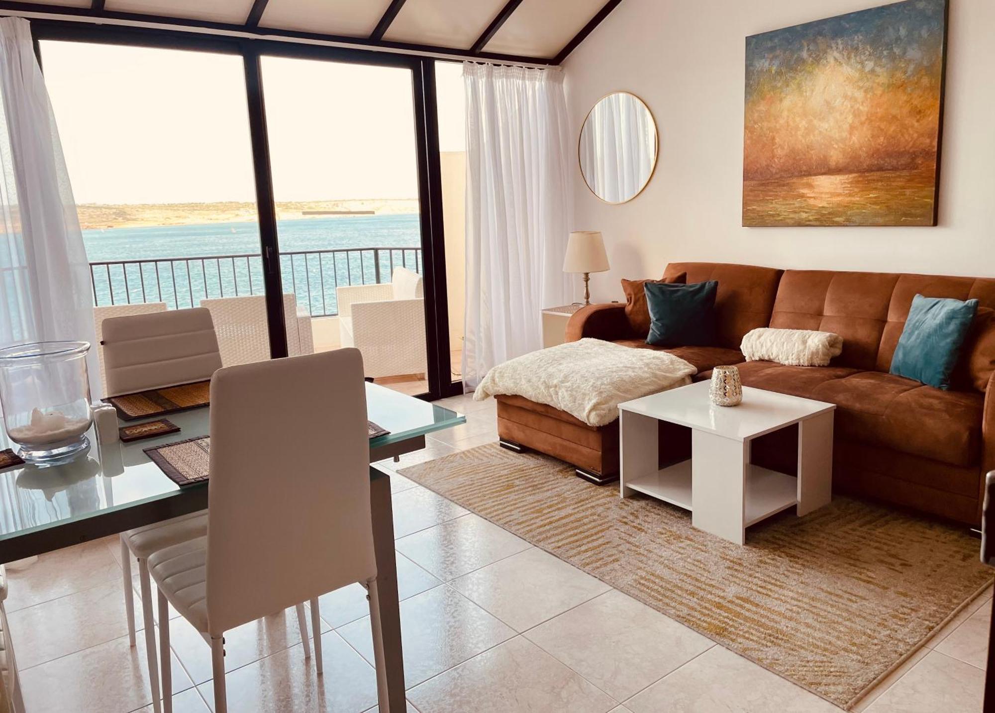 Seafront Apartment Terrace, Lounger & Panoramic Ocean Views メーリッハ エクステリア 写真