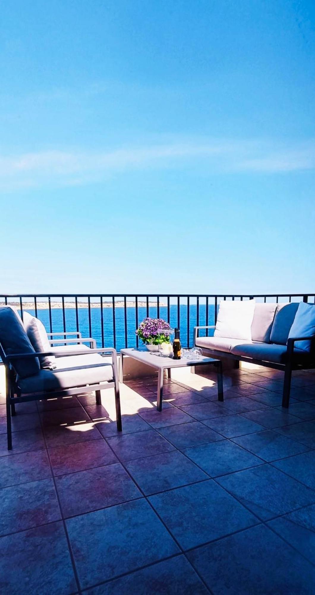 Seafront Apartment Terrace, Lounger & Panoramic Ocean Views メーリッハ エクステリア 写真